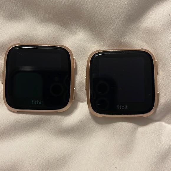 Fitbit Versa Bundle - Picture 4 of 6